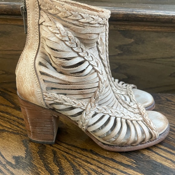 Freebird ‘Bela’ Tan Leather Booties (9) - Picture 6 of 7